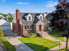 465 Washington Place, Mineola NY 11501