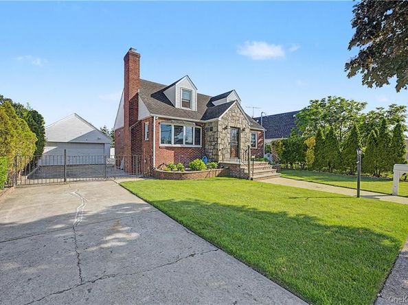 465 Washington Place, Mineola NY 11501
