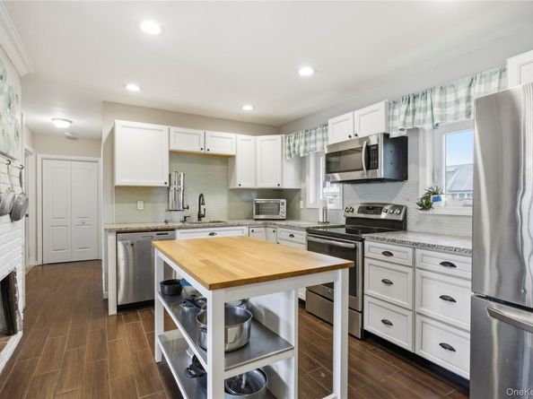 42 Saddler Lane, Levittown NY 11756