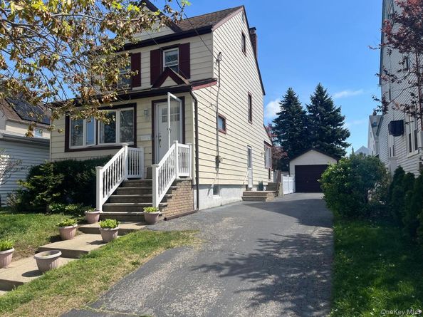 89 Carstairs Road, Valley Stream NY 11581