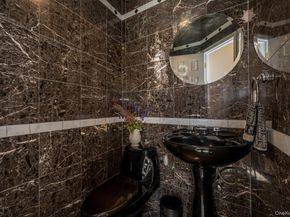 21 Central Court, Carle Place NY 11514