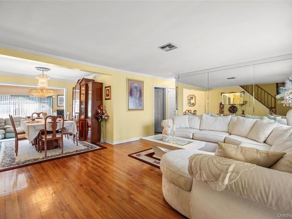 21 Darewood Lane, Valley Stream NY 11581