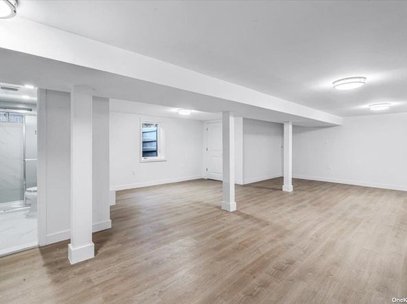 23 Flower Lane, New Hyde Park NY 11040