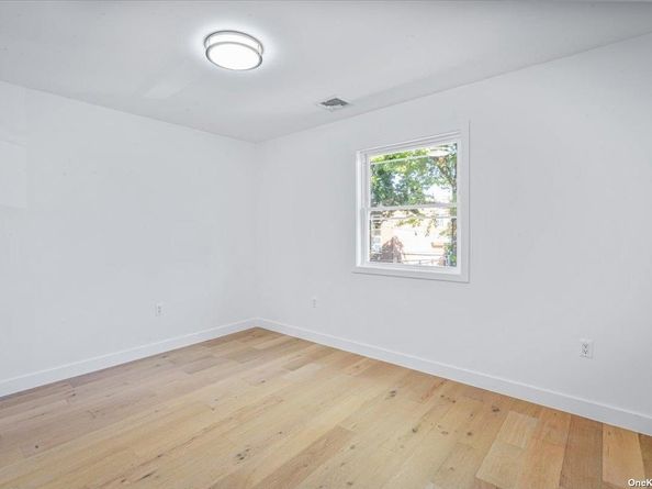 23 Flower Lane, New Hyde Park NY 11040