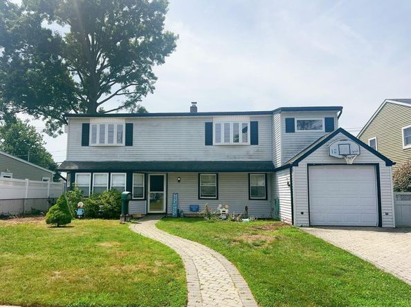 18 Hickory Lane, Levittown NY 11756
