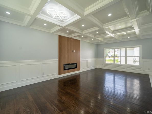 17 Park Drive East, Syosset NY 11791