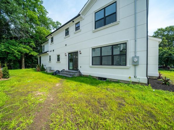 17 Park Drive East, Syosset NY 11791