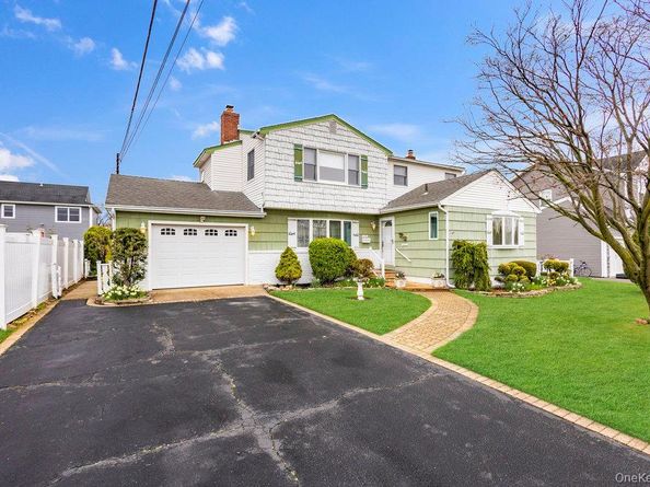 345 N Wisconsin Avenue, Massapequa NY 11758