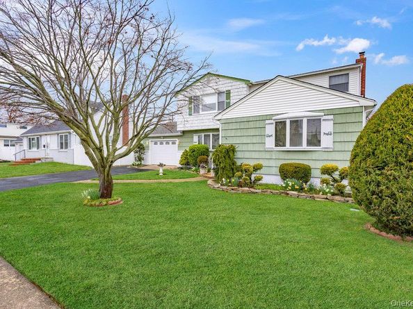 345 N Wisconsin Avenue, Massapequa NY 11758