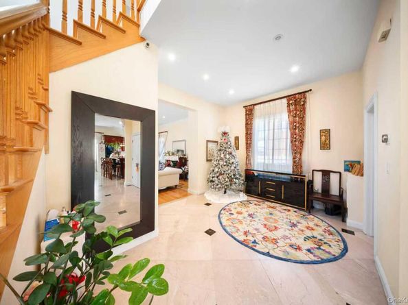 66-19 Commonwealth Boulevard, Little Neck NY 11362