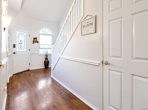 128 Cinnamon Court, Melville NY 11747