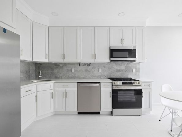 18 Brookville Way, Manorville NY 11949