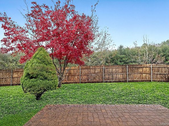 18 Brookville Way, Manorville NY 11949