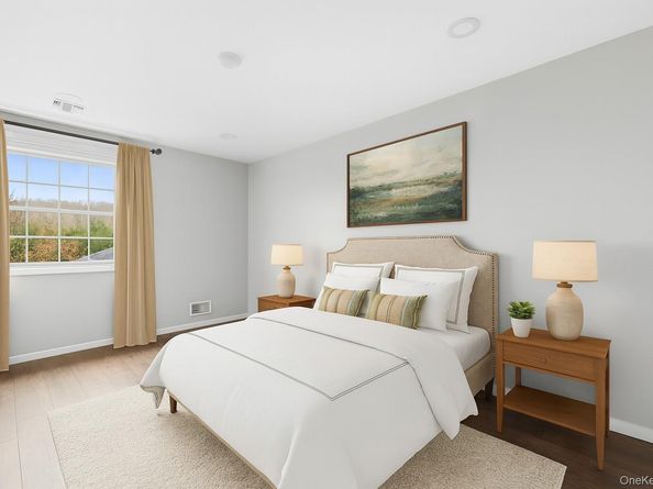 18 Brookville Way, Manorville NY 11949