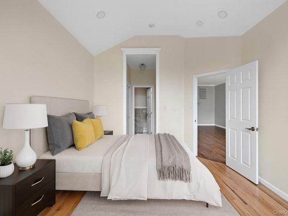 18 Brookville Way, Manorville NY 11949