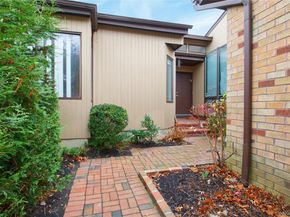 29 Woodland Drive, Roslyn NY 11576