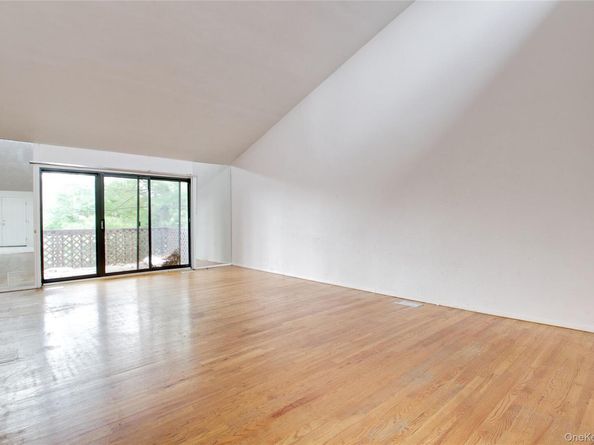 29 Woodland Drive, Roslyn NY 11576