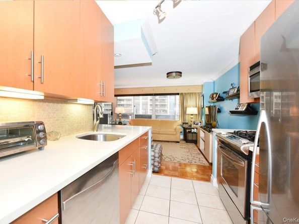 18-15 215 2G, Bayside NY 11360