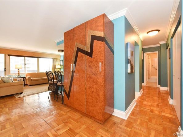 18-15 215 2G, Bayside NY 11360