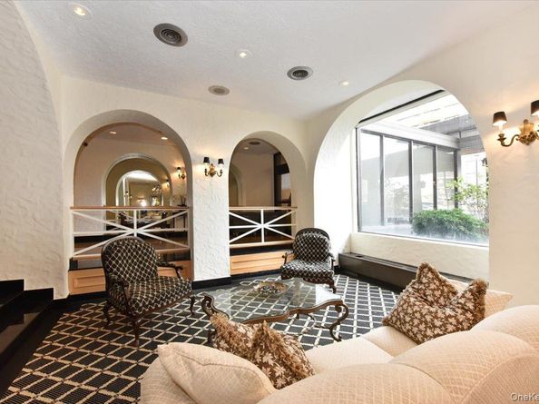 18-15 215 2G, Bayside NY 11360