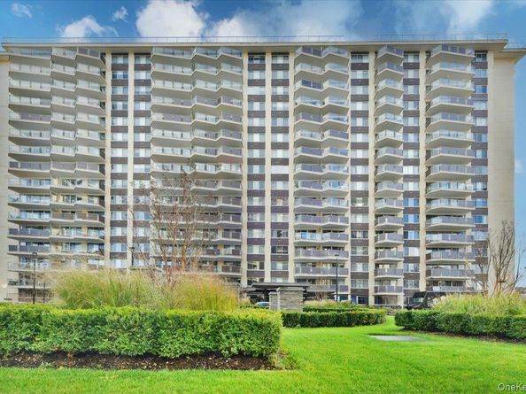 18-15 215 Street 2G, Bayside NY 11360