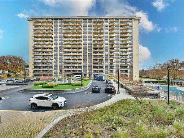 18-15 215 2G, Bayside NY 11360