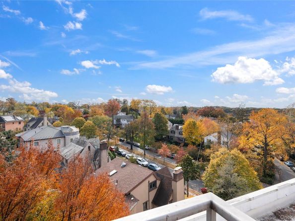 241-20 Northern Boulevard  5B, Douglaston NY 11362