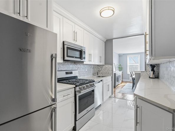 241-20 Northern Boulevard  5B, Douglaston NY 11362