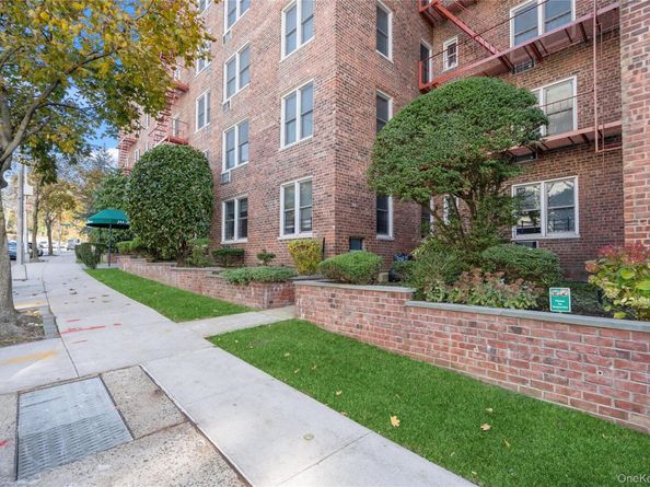 241-20 Northern Boulevard  5B, Douglaston NY 11362