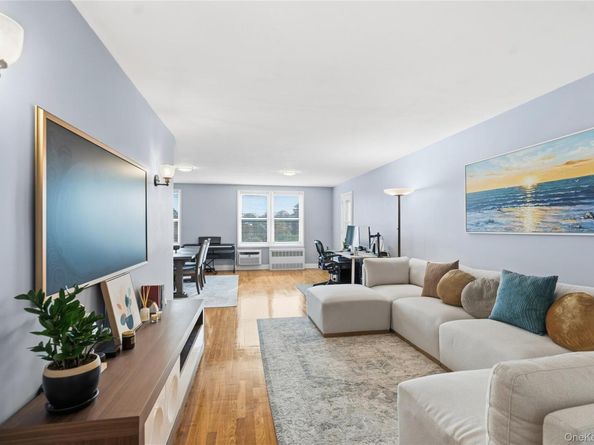 241-20 Northern Boulevard  5B, Douglaston NY 11362