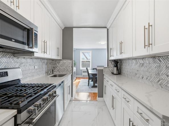 241-20 Northern Boulevard  5B, Douglaston NY 11362