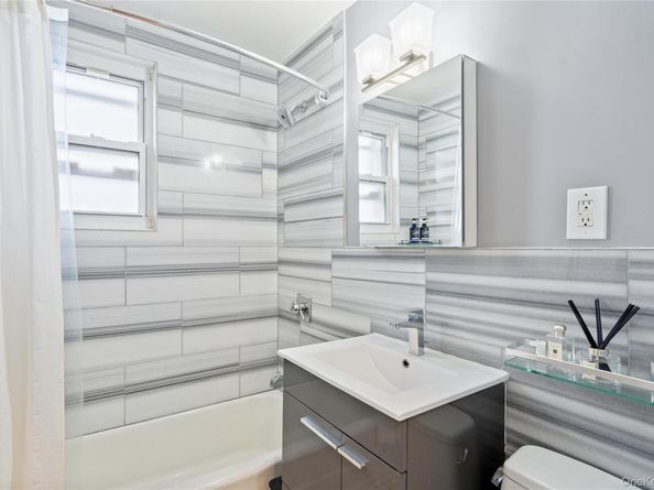 241-20 Northern Boulevard  5B, Douglaston NY 11362