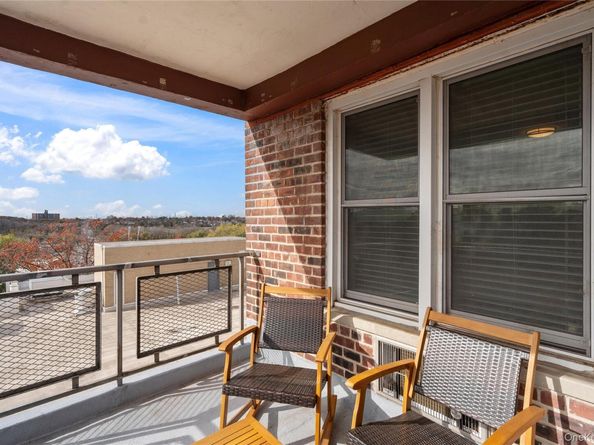 241-20 Northern Boulevard  5B, Douglaston NY 11362