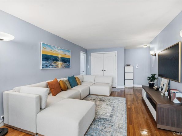 241-20 Northern Boulevard  5B, Douglaston NY 11362