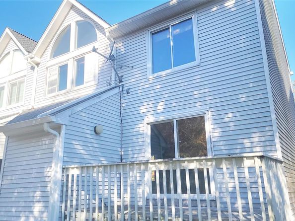 35 Gibbs Road 22, Coram NY 11727