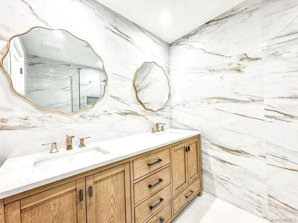 6 Clearmeadow Court, Woodbury NY 11797