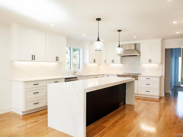 6 Clearmeadow Court, Woodbury NY 11797