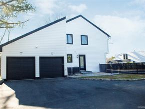 6 Clearmeadow Court, Woodbury NY 11797