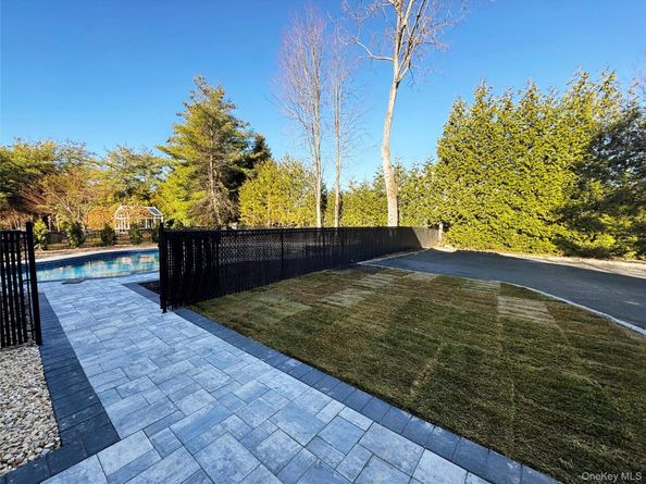 6 Clearmeadow Court, Woodbury NY 11797