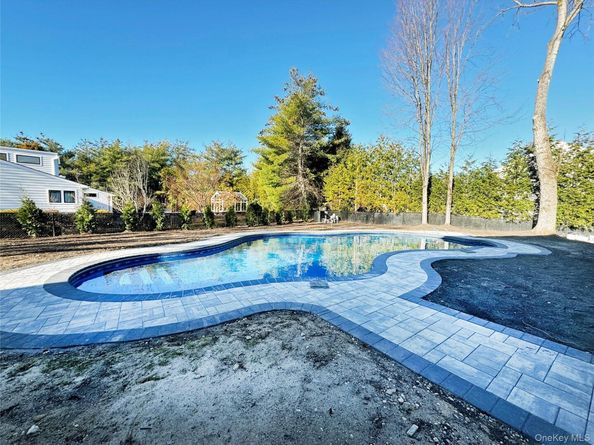 6 Clearmeadow Court, Woodbury NY 11797