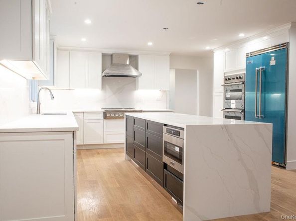 6 Clearmeadow Court, Woodbury NY 11797