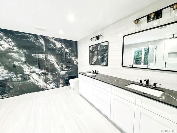 6 Clearmeadow Court, Woodbury NY 11797