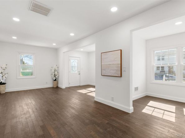 184 Dallas Street, Lindenhurst NY 11757