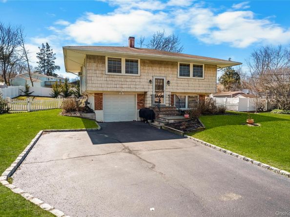 18 Lynx Lane, East Setauket NY 11733