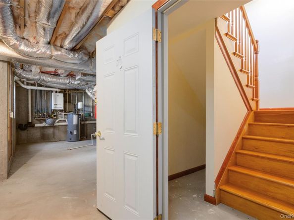 59 Mastro Road, Calverton NY 11933