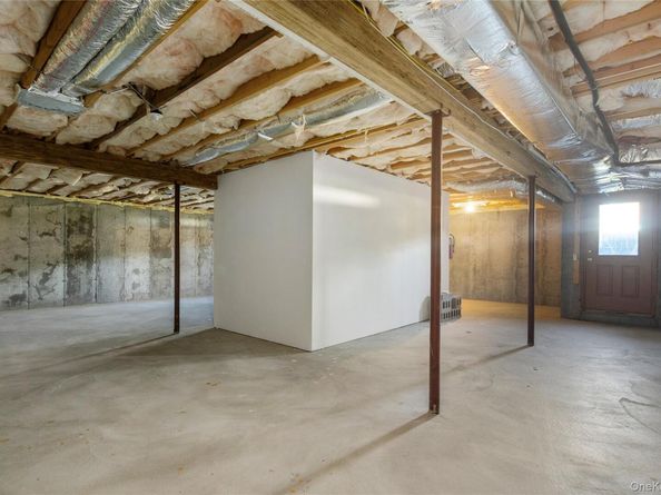 59 Mastro Road, Calverton NY 11933