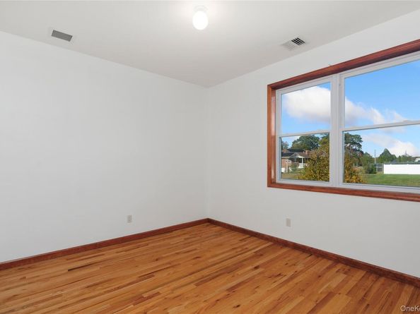 59 Mastro Road, Calverton NY 11933