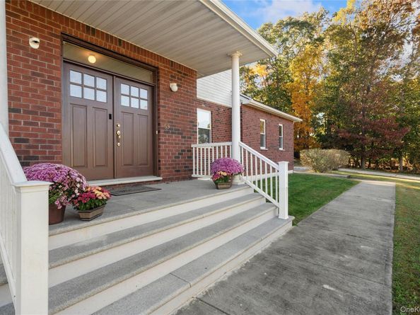 59 Mastro Road, Calverton NY 11933