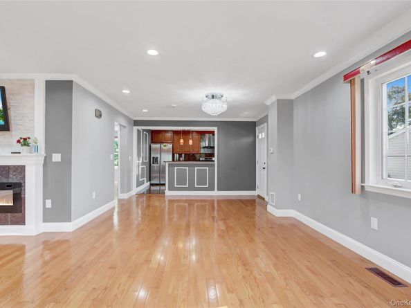 32 3rd Avenue, New Hyde Park NY 11040