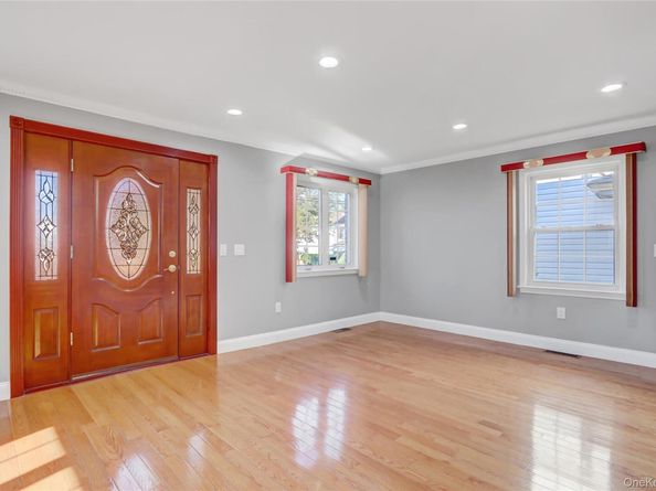 32 3rd Avenue, New Hyde Park NY 11040